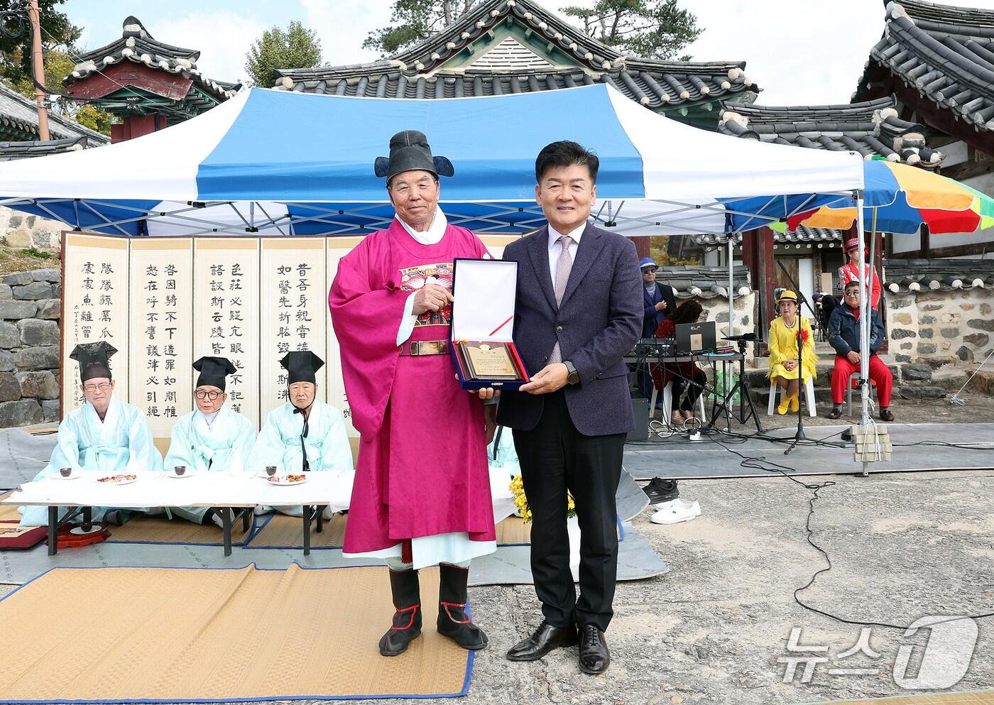 본문 이미지 - 김동수 유성구의장이 감사패를 받고 있다. (의장실 제공. 재판매 및 DB금지)/뉴스1