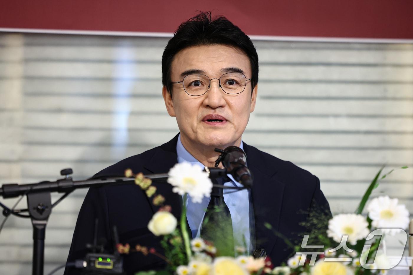 배우 박중훈이 4일 서울 중구 정동1928 아트센터에서 열린 &#39;후회하지마&#39; 출간 기념 기자간담회에서 발언을 하고있다. 2025.11.4/뉴스1 ⓒ News1 김도우 기자