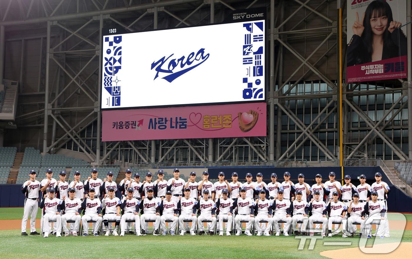 야구대표팀 류지현 감독을 비롯한 선수들이 4일 서울 고척스카이돔에서 공식 훈련에 앞서 기념촬영을 하고 있다. 류지현 감독이 이끄는 대표팀은 오는 8,9일 체코에 이어 15,16일에 일본과의 평가전 경기를 치를 예정이다. 2025.11.4/뉴스1 ⓒ News1 김성진 기자