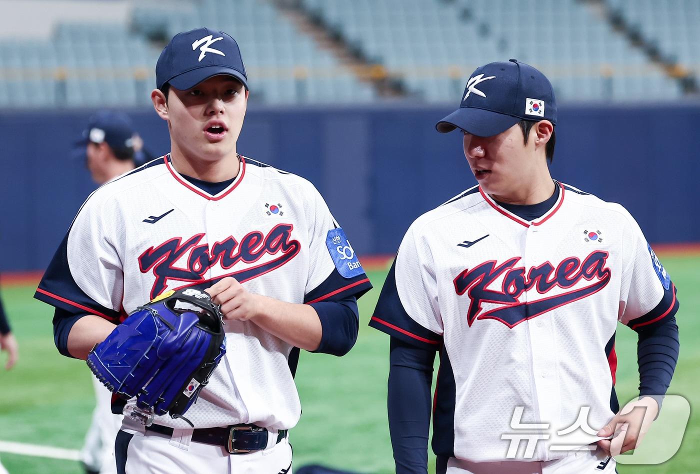 야구대표팀 문동주(왼쪽)와 원태인이 4일 서울 고척스카이돔에서 훈련을 하고 있다. 류지현 감독이 이끄는 대표팀은 오는 8,9일 체코에 이어 15,16일에 일본과의 평가전 경기를 치를 예정이다. 2025.11.4/뉴스1 ⓒ News1 김성진 기자