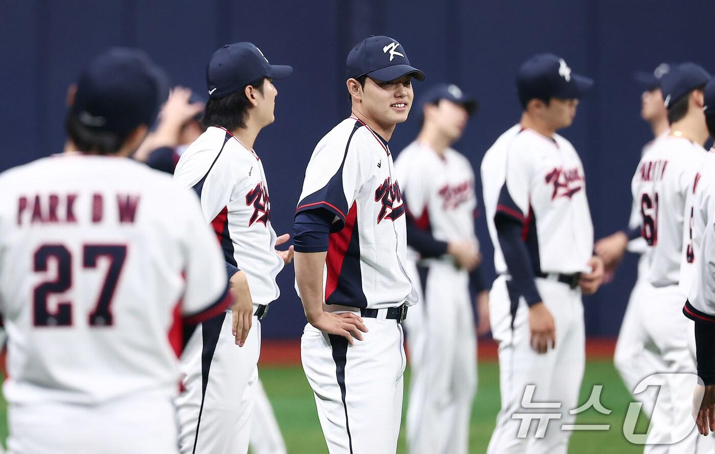 야구대표팀 문동주가 4일 서울 고척스카이돔에서 훈련을 하고 있다. 류지현 감독이 이끄는 대표팀은 오는 8,9일 체코에 이어 15,16일에 일본과의 평가전 경기를 치를 예정이다. 2025.11.4/뉴스1 ⓒ News1 김성진 기자