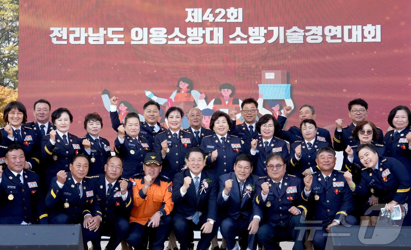 김영록 전라남도지사가 4일 담양군 추성경기장에서 열린 ‘제42회 전라남도 의용소방대 소방기술경연대회’ 에서 시·군회장단들과 기념촬영을 하고 있다. &#40;전남도 제공. 재판매 및 DB금지&#41;2025.11.4/뉴스1 