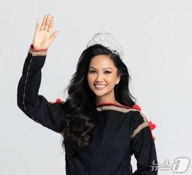 본문 이미지 - 2017년 미스 유니버스 베트남 대회 우승자 흐엉 니에. (흐엉 니에 페이스북)