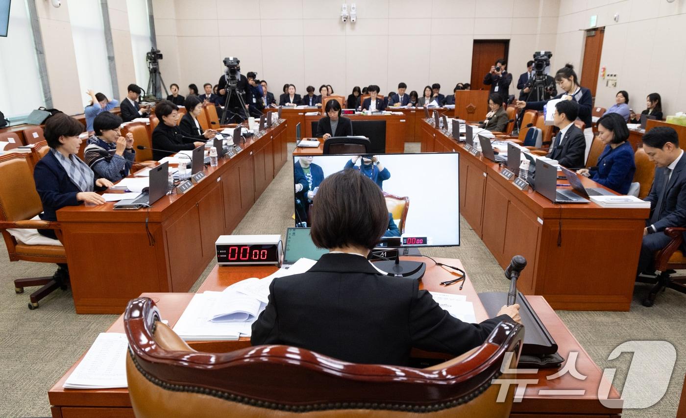 4일 서울 여의도 국회에서 열린 성평등가족위원회 성평등가족부 등에 대한 국정감사에서 이인선 위원장이 의사봉을 두드리고 있다. 2025.11.4/뉴스1 ⓒ News1 이승배 기자