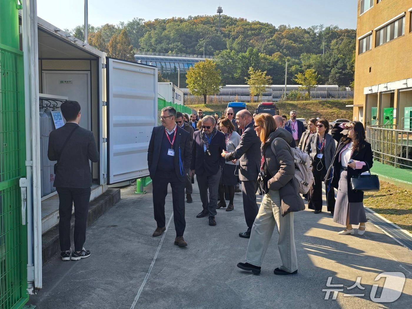 본문 이미지 - 한국수자원공사 관계자(왼쪽)가 11월 4일 경기 성남정수장의 그린수소 실증시설을 찾은 스페인 카탈루냐 경제인협회 대표단에 운영 설비에 대해 설명하고 있다. (한국수자원공사 제공.재판매 및 DB금지)/뉴스1