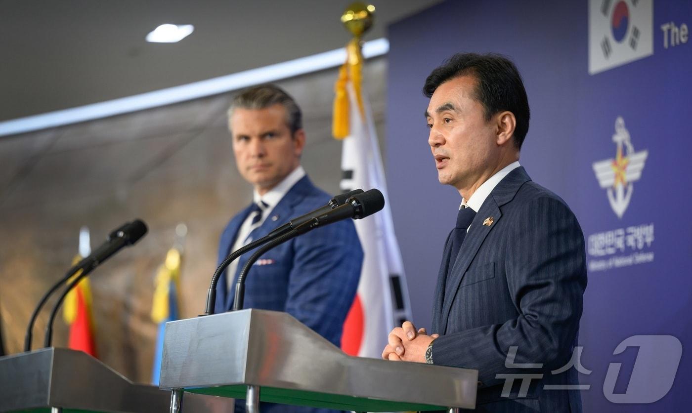 안규백 국방부 장관과 피트 헤그세스 미국 국방부 장관이 4일 서울 용사 국방부에서 제57차 한미안보협의회&#40;SCM&#41; 공동기자회견을 하고 있다. &#40;국방부 제공. 재판매 및 DB금지&#41; 2025.11.4/뉴스1