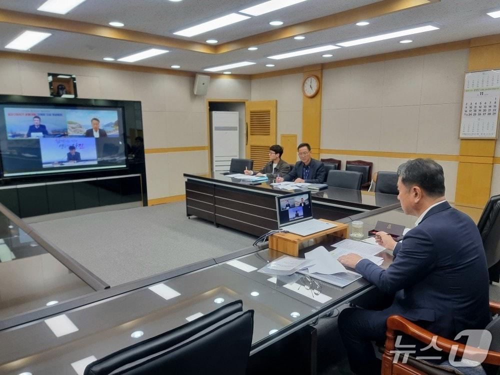 본문 이미지 - 김정완 광양부시장이  이강덕 포항시장, 황침현 당진부시장과 영상회의를 갖고 산업위기 극복을 위한 공동 대응책을 집중 논의했다&#40;광양시 제공&#41; 