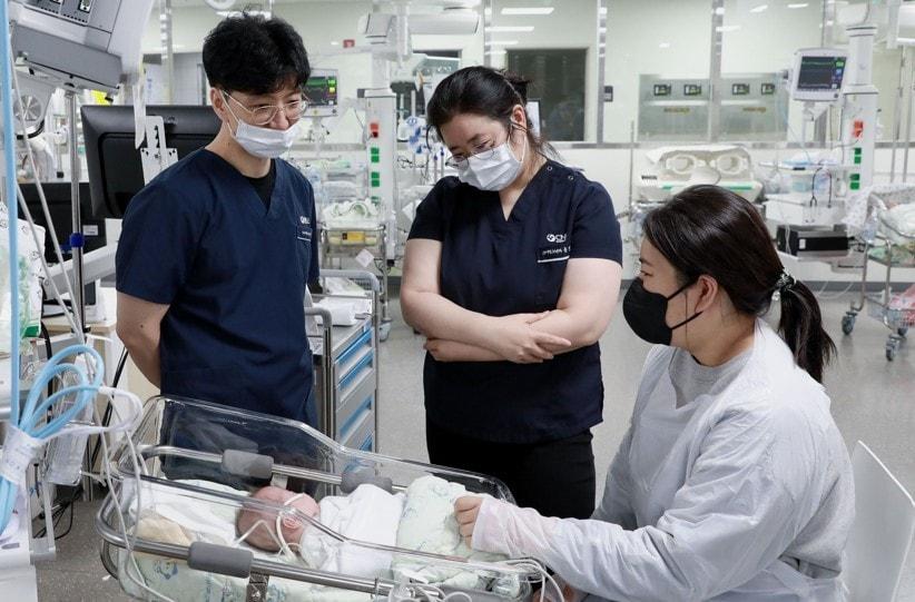 본문 이미지 - 초극소 저체중 출생아를 돌보는 의료진. (세종충남대병원 제공,. 재판매 및 DB 금지) 