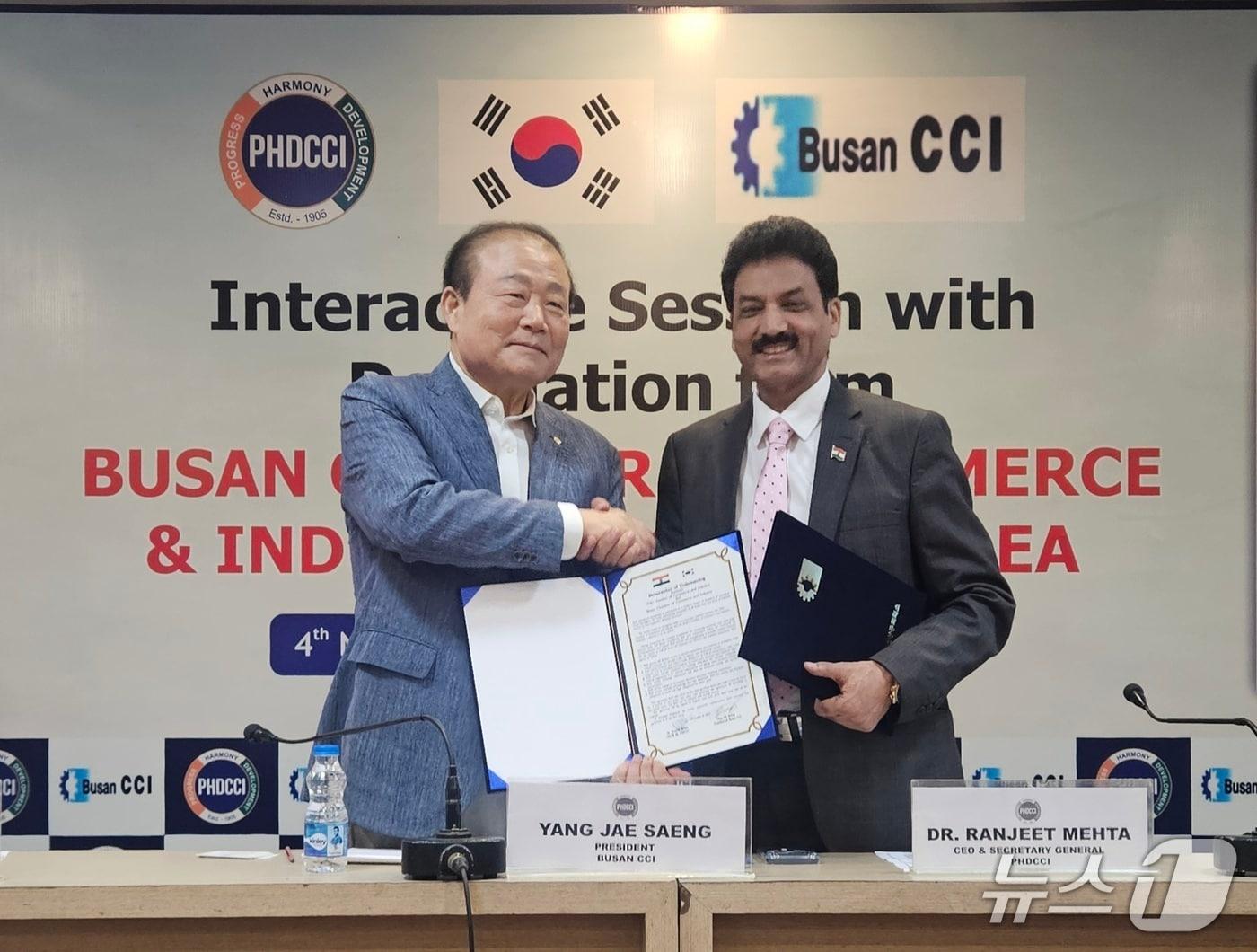본문 이미지 - 4일 부산상의와 인도 뉴델리 PHD상의가 양해각서를 체결하고 기념촬영을 하는 모습 &#40;부산상의 제공. 재판매 및 DB 금지&#41;