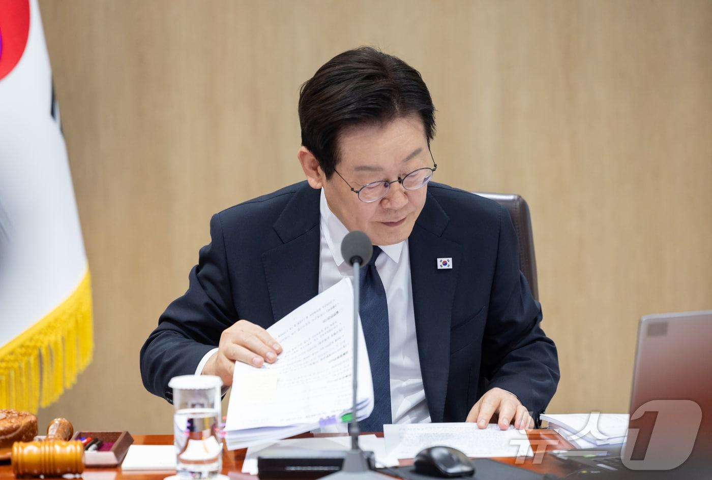 이재명 대통령이 4일 서울 용산 대통령실 청사에서 열린 국무회의에서 자료를 살펴보고 있다. &#40;대통령실 제공. 재판매 및 DB 금지&#41; 2025.11.4/뉴스1 ⓒ News1 이재명 기자