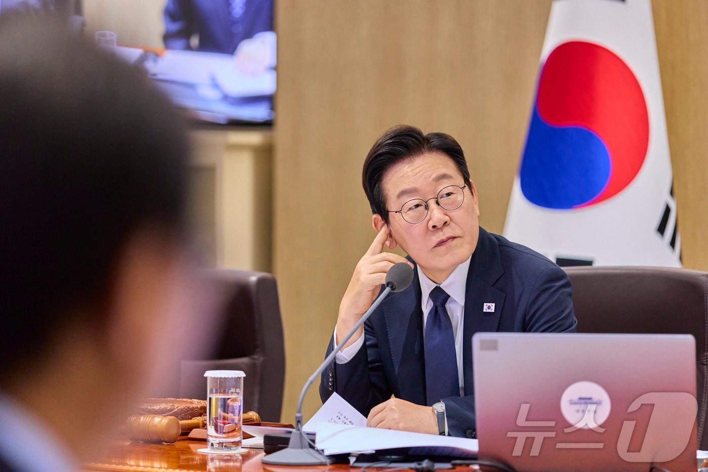 이재명 대통령이 4일 서울 용산 대통령실 청사에서 열린 국무회의에서 발언을 듣고 있다. &#40;대통령실 제공. 재판매 및 DB 금지&#41; 2025.11.4/뉴스1 ⓒ News1 이재명 기자