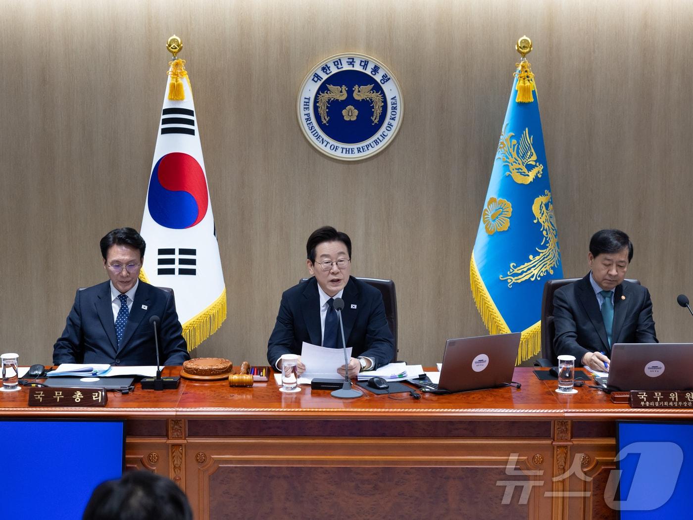 본문 이미지 - 이재명 대통령이 4일 서울 용산 대통령실 청사에서 열린 국무회의에서 발언을 하고 있다. (대통령실 제공. 재판매 및 DB 금지) 2025.11.4/뉴스1 ⓒ News1 이재명 기자