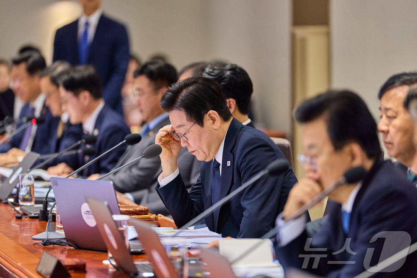 이재명 대통령이 4일 서울 용산 대통령실 청사에서 열린 국무회의에서 자료를 살펴보고 있다. &#40;대통령실 제공. 재판매 및 DB 금지&#41; 2025.11.4/뉴스1 ⓒ News1 이재명 기자