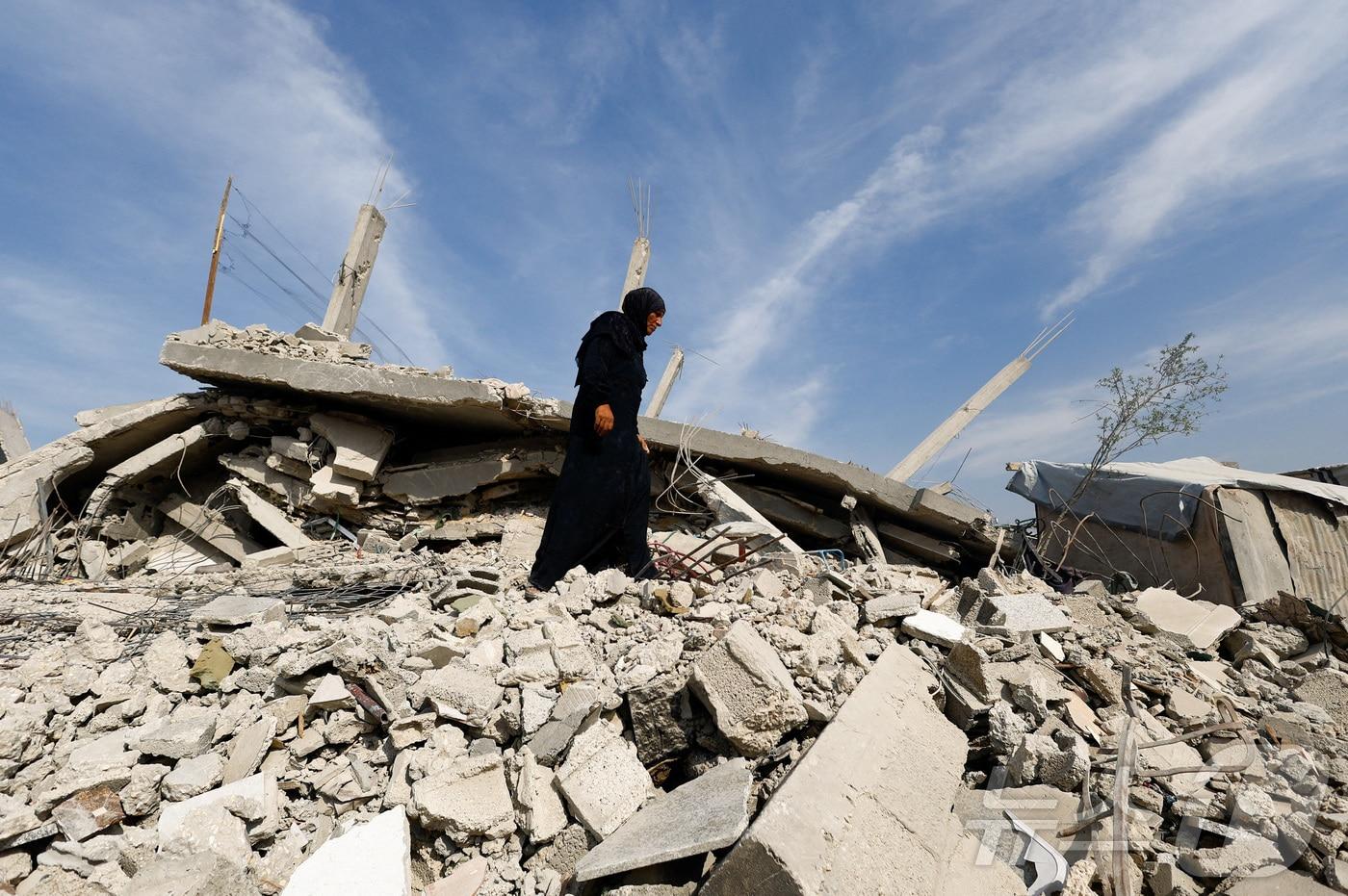 2일(현지시간) 가자시티에서 한 팔레스타인 주민이 파괴된 건물 잔해 사이를 지나고 있다. 2025.11.02. ⓒ 로이터=뉴스1 ⓒ News1 윤다정 기자