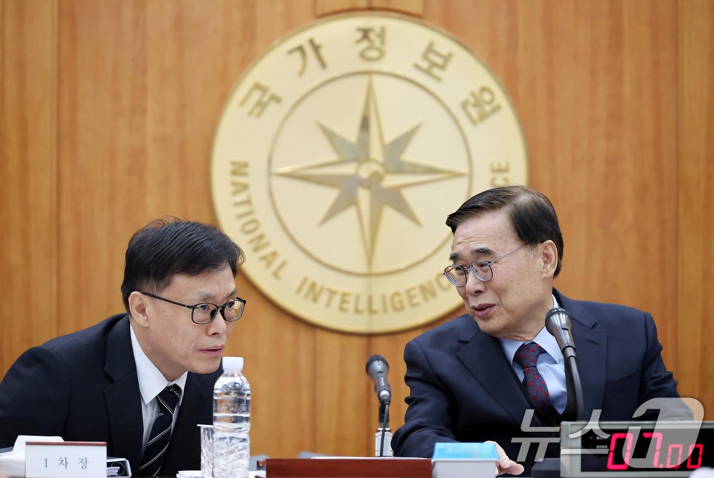 이종석 국가정보원장과 이동수 제1차장이 4일 서울 서초구 내곡동 국가정보원에서 열린 국회 정보위원회 국정원에 대한 국정감사에 출석해 대화를 나누고 있다. 2025.11.4/뉴스1 ⓒ News1 국회사진기자단