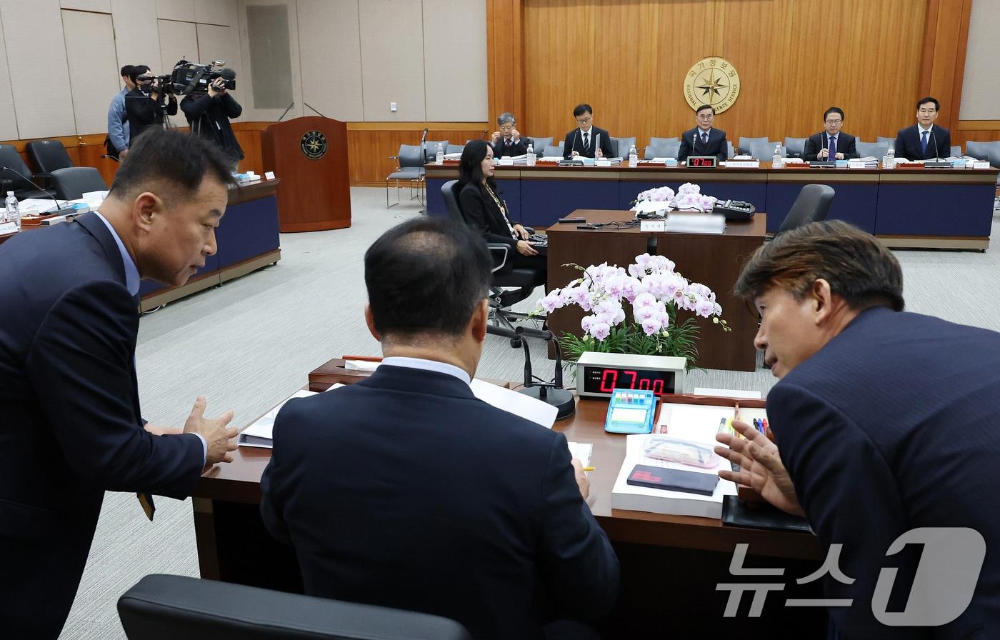 4일 서울 서초구 내곡동 국가정보원에서 열린 국회 정보위원회 국정원에 대한 국정감사에서 신성범 위원장이 관계자들과 대화하고 있다. 2025.11.4/뉴스1 ⓒ News1 국회사진기자단