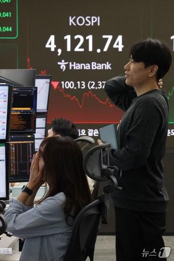 본문 이미지 - 코스피가 5거래일 만에 하락 마감한 4일 오후 서울 중구 하나은행 본점 딜링룸 현황판에 코스피 지수가 전 거래일 대비 100.13포인트&#40;2.37%&#41;하락한 4,121.74을 나타내고 있다. 2025.11.4/뉴스1 ⓒ News1 이광호 기자