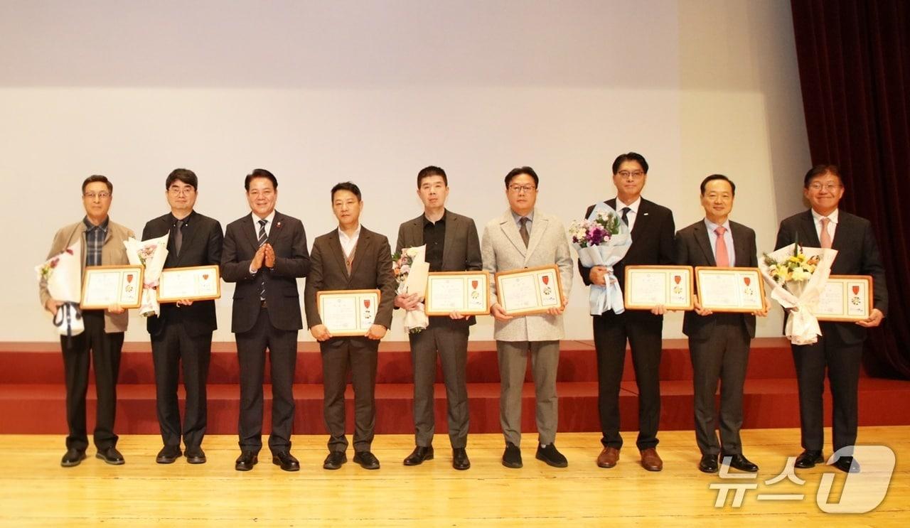 본문 이미지 - 경기 안양시가 탁월한 경영 성과와 우수한 기술력을 보유한 8개 기업을 &#39;2025년 안양시 우수기업&#39;으로 선정했다.&#40;안양시 제공. 재판매 및 DB금지&#41;/뉴스1