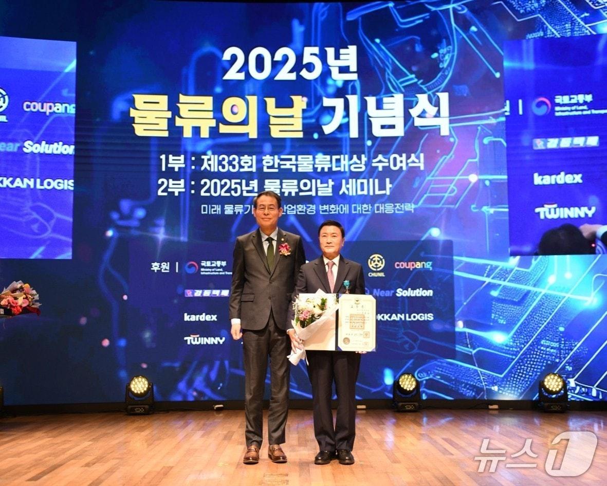 본문 이미지 - 김창호 비투엘물류 대표가 지난 3일 물류의 날을 기념해 열린 제33회 한국물류대상에서 산업포장을 수상했다. 왼쪽부터 강희업 국토교통부 제2차관, 김창호 비투엘물류 대표.&#40;아이마켓코리아 제공&#41;