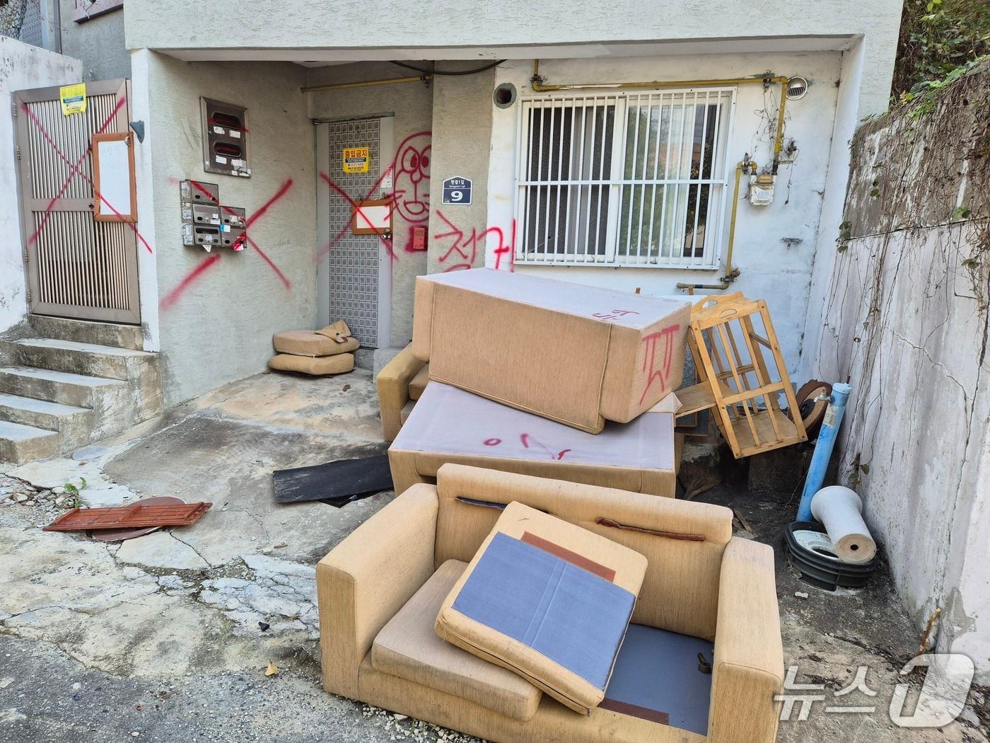본문 이미지 - 4일 울산 중구 B-04 재가발 구역 골목에 생활쓰레기와 폐가구 등이 쌓여있다. 2025.11.4/뉴스1ⓒ 뉴스1 박정현 기자