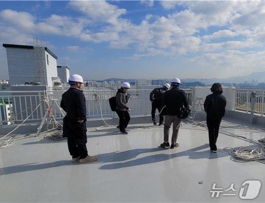 본문 이미지 - 광주고용노동청 관계자들이 4일 광산구 운남동의 추락 고위험 건설현장을 불시 점검하고 있다. &#40;광주고용노동청 제공. 재판매 및 DB 금지&#41;