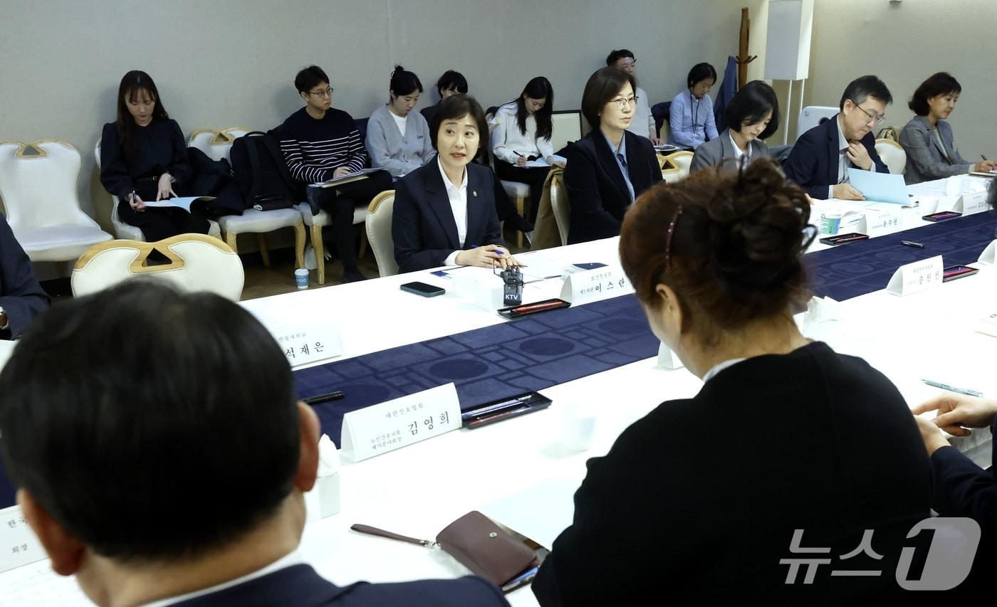 이스란 보건복지부 1차관이 4일 오후 정부서울청사에서 2025년 제6차 장기요양위원회를 주재하고 있다.&#40;보건복지부 제공&#41;