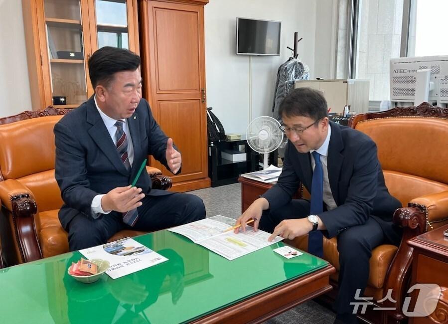 본문 이미지 - 이범석 청주시장&#40;왼쪽&#41;이 4일 국회에서 한병도 예산결산특별위원장을 만나 청주시 주요 사업의 국비 확보의 당위성을 설명하고 있다.&#40;청주시 제공. 재판매 및 DB금지&#41;/뉴스1