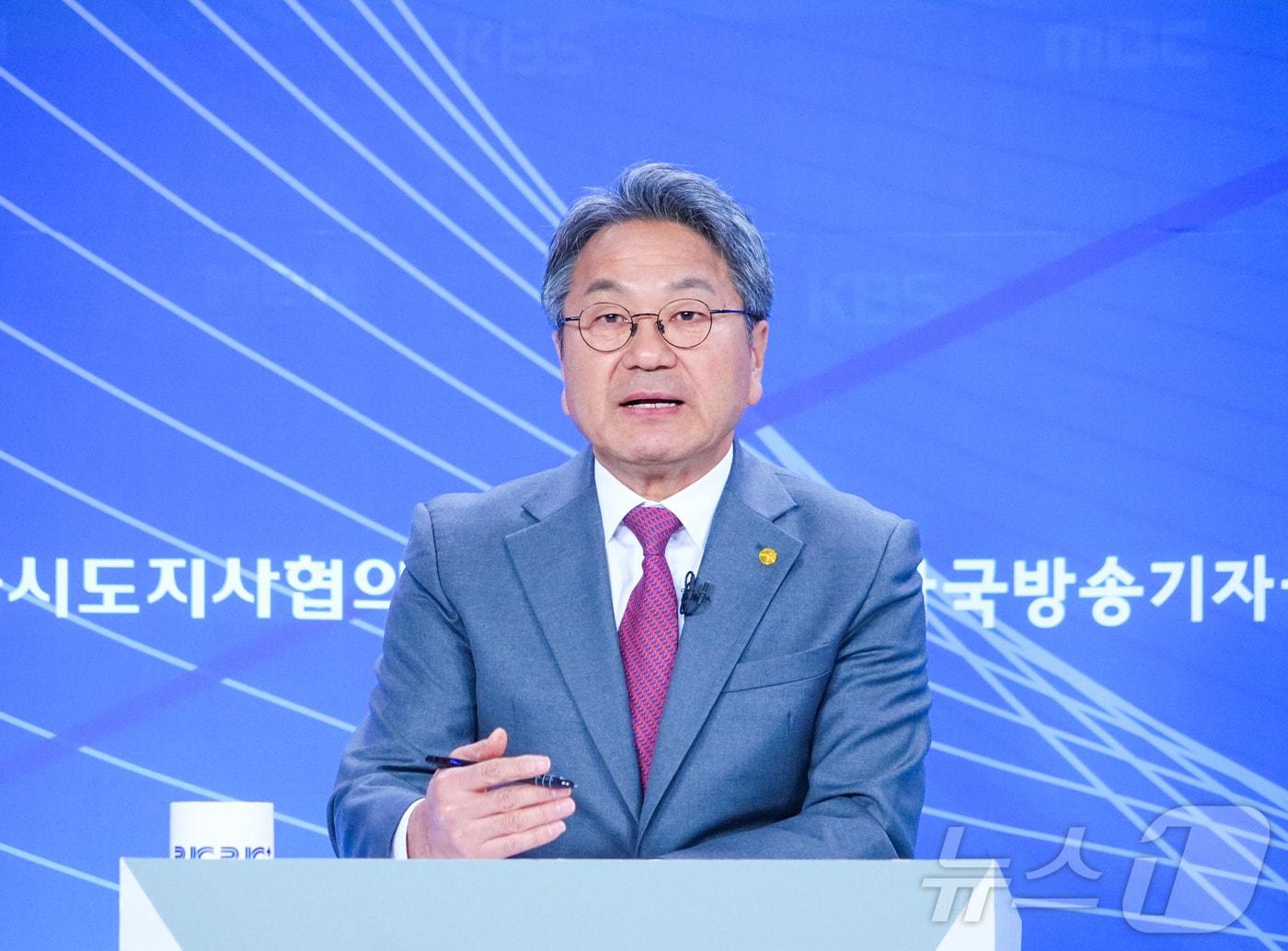 본문 이미지 - 강기정 광주시장이 4일 오전 서울 한국방송회관에서 열린 &#39;지방자치 30주년 시도지사 정책토론회&#39;에 참석해 AI·에너지분권·균형발전 등 자립형 지방정부 모델을 제시하고 있다.&#40;광주시 제공. 재판매 및 DB 금지&#41; 2025.11.4/뉴스1 