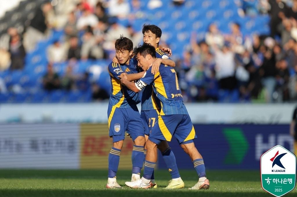 본문 이미지 - 강등권을 벗어나지 못하고 있는 K리그1과 달리 ACLE 무대에서 순항하고 있는 울산 HD. &#40;한국프로축구연맹 제공&#41;