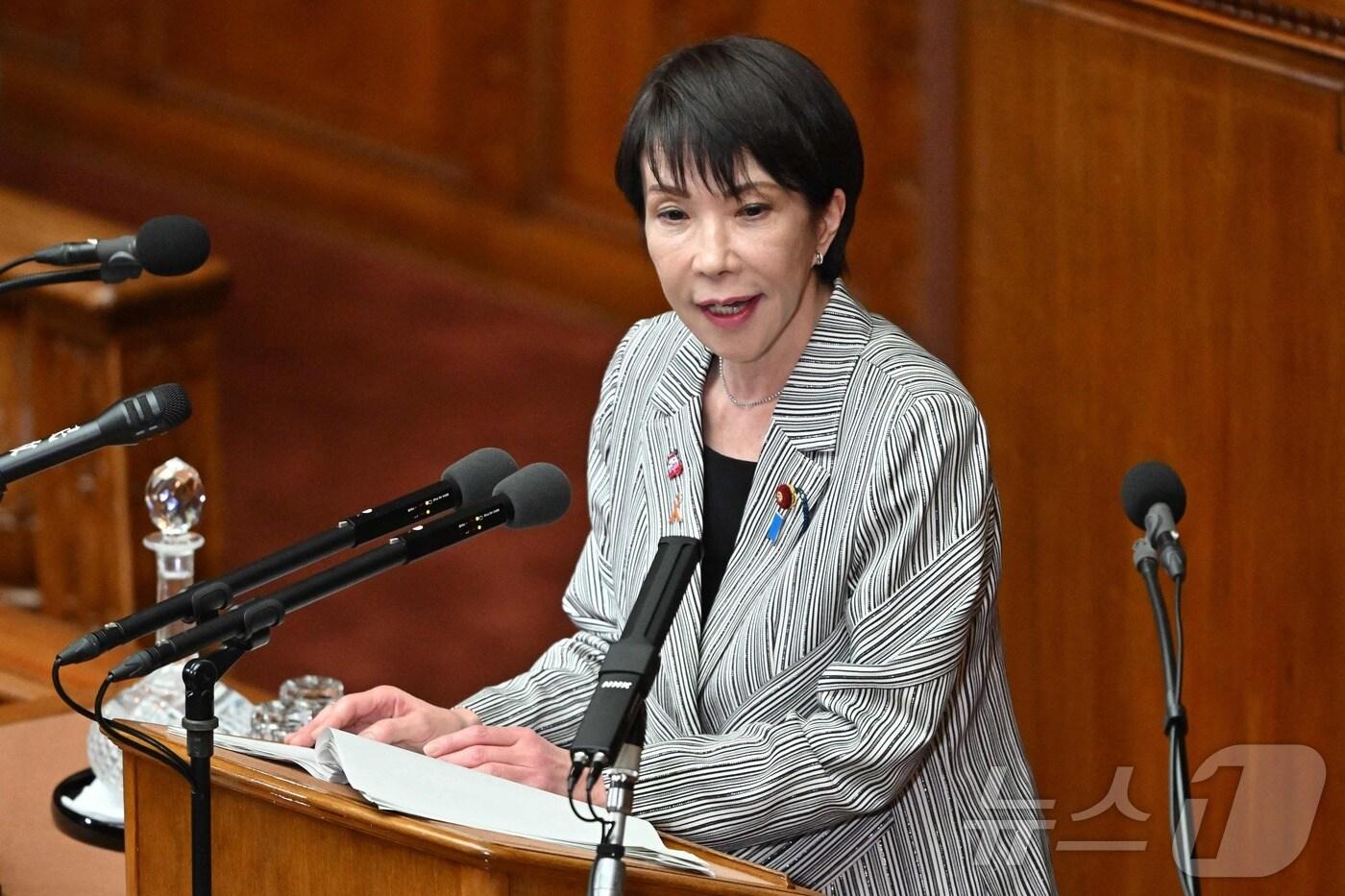 4일 일본 도쿄 국회의사당 중의원 본회의에서 다카이치 사나에 일본 총리가 정책 연설과 관련해 야당인 입헌민주당&#40;CDP&#41; 대표 노다 요시히코의 질의에 답하고 있다.2025.11.04. ⓒ AFP=뉴스1