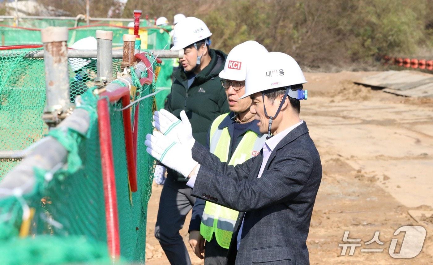 홍동곤 청장(맨 앞)이 4일 충남 아산시 안성천 아산지구 하천환경정비사업을 방문해 현장 관계자와 동절기 안전사고 예방 방안을 논의하고 있다.(한강청 제공)