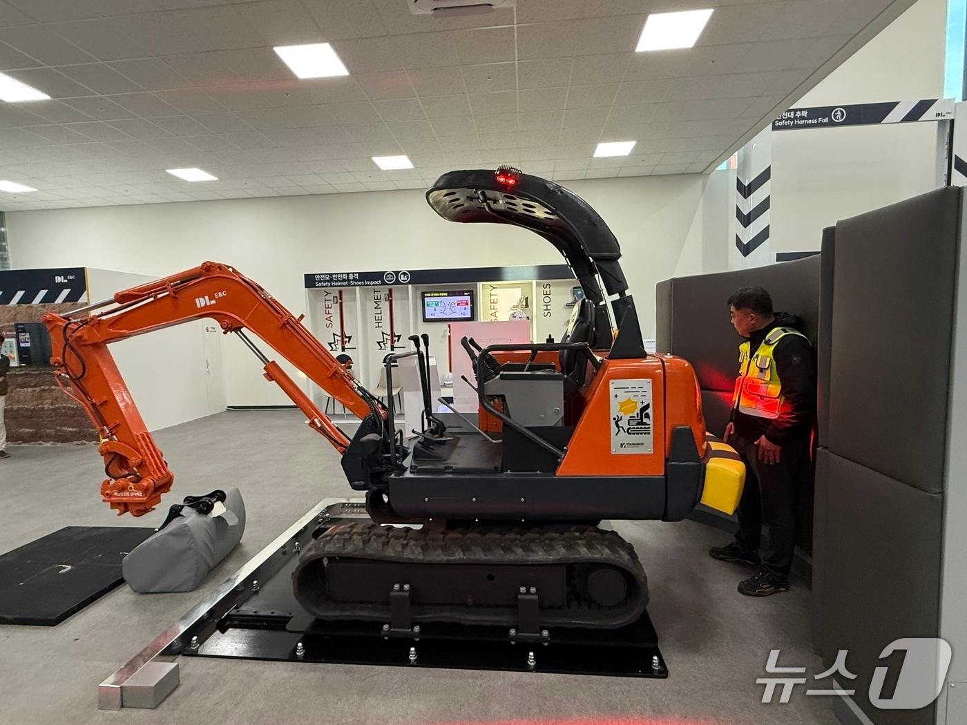 본문 이미지 - 지난 4일 열린 세미나에서 장비협착을 가정한 안전관리 훈련을 하는 모습 &#40;BPA 제공. 재판매 및 DB금지&#41;