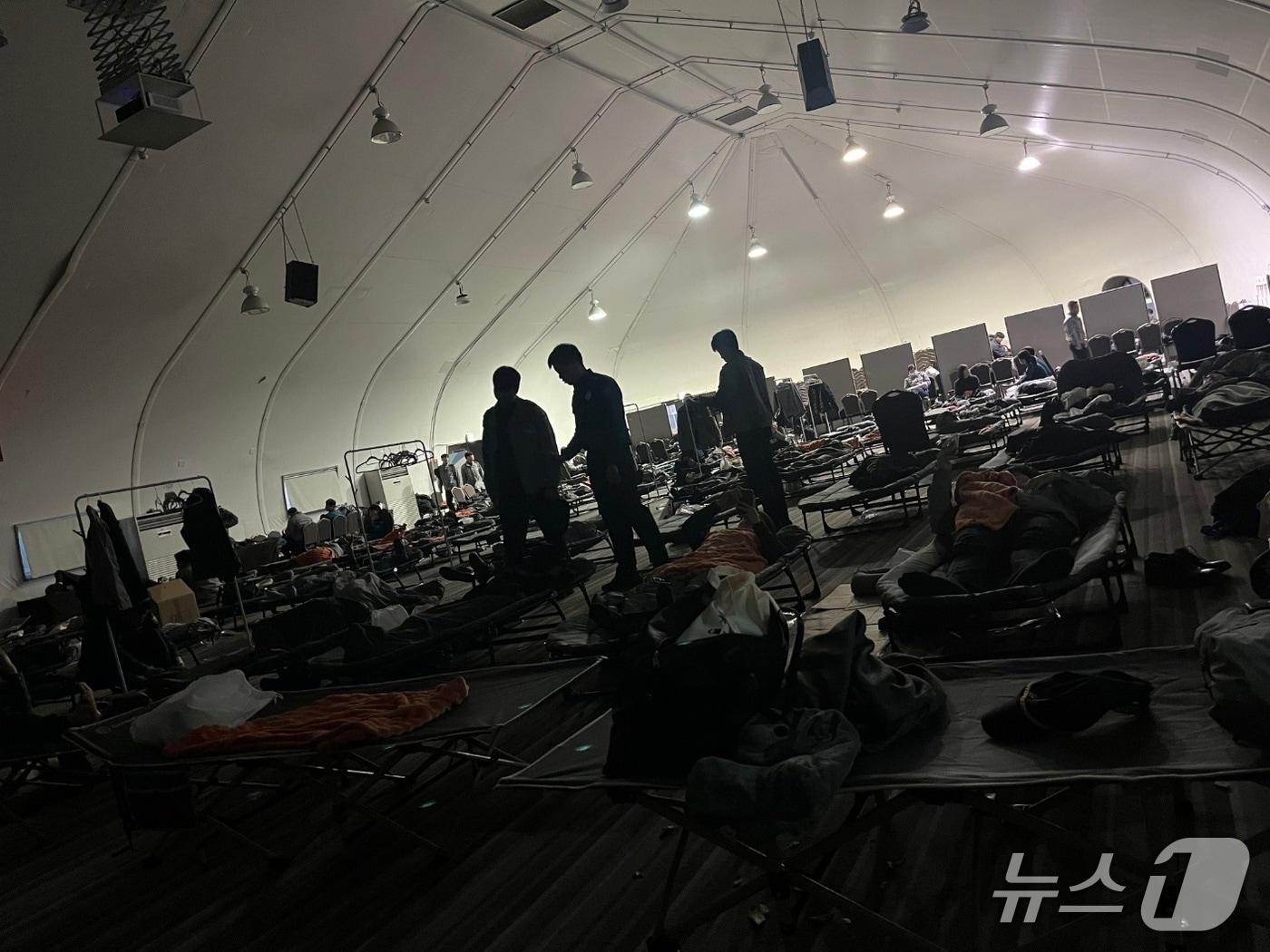 본문 이미지 - 2025 경주 아시아태평양경제협력체(APEC) 정상회의 기간 현장 경찰관들에게 제공된 일부 장소의 모습. 숙소로 제공된 것 아니냐는 지적이 나왔으나, 경찰 측은 '대기장소'라고 설명했다. (사진=경찰 관계자)