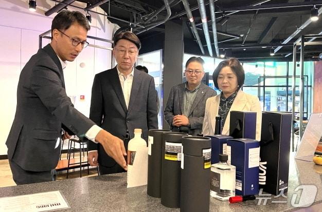 본문 이미지 - 우범기 전주시장(왼쪽에서 두번째)이 4일 막바지 개관 준비가 한창인 전주남부시장 '모이장'을 방문해 업무 추진 상황 등을 점검했다. (전주시 제공, 재판매 및 DB 금지)/뉴스1