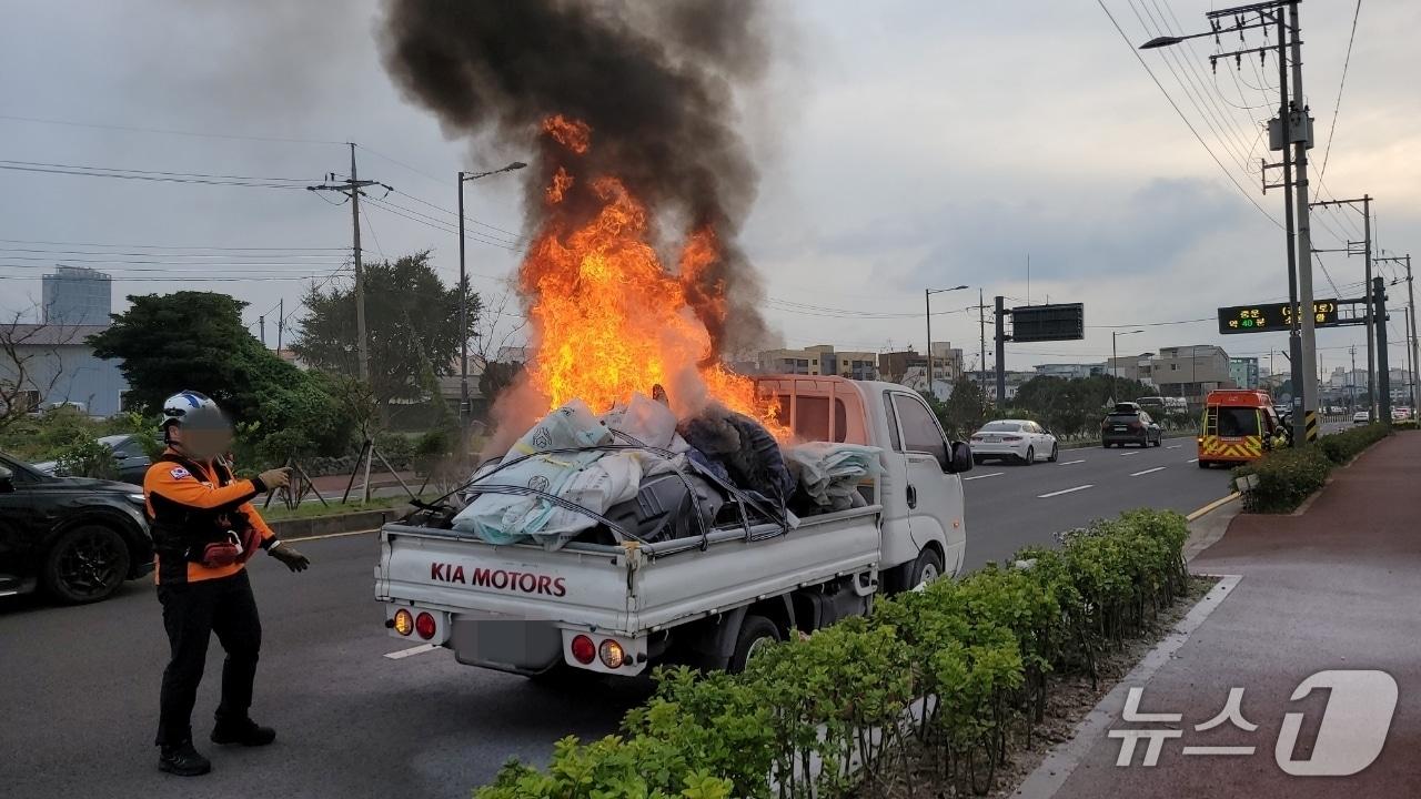 본문 이미지 -  제주의 한 도로에서 운행중인 트럭의 적재함에서 화재가 발생했다.&#40;제주도소방안전본부 제공. 재판매 및 DB 금지&#41;/뉴스1