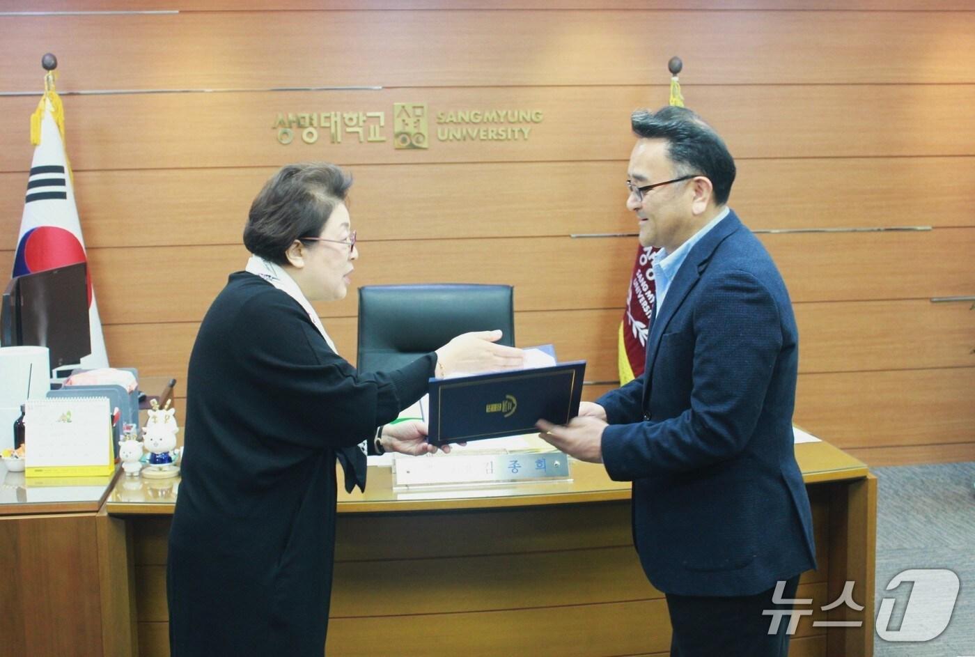 김종희 상명대 총장&#40;왼쪽&#41;이 4일 총장실에서 이종환 천안캠퍼스 대외협력처장에게 임명장을 수여하고 있다. &#40;상명대 제공. 재판매 및 DB금지&#41;