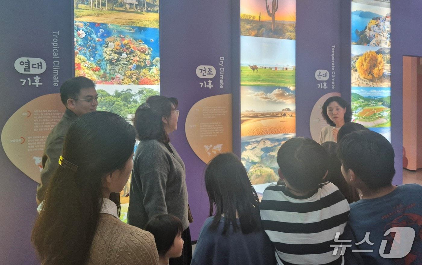 한국보훈복지의료공단이 지난달 31일 강원 원주시 기후변화홍보관에서 원주 아동·청소년을 위한 '탄소중립 문화체험' 행사를 열었다. (한국보훈복지의료공단 제공. 재판매 및 DB금지) 2025.11.4/뉴스1