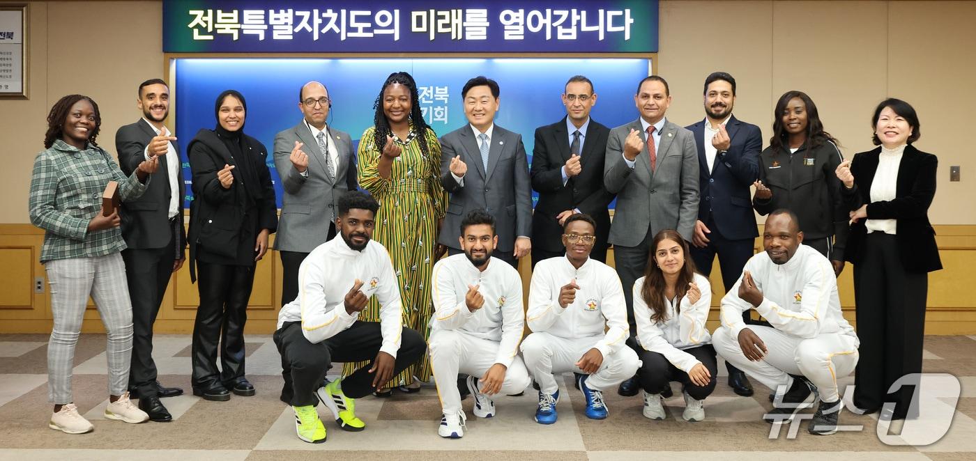  4일 전북도청에서 아프리카 짐바브웨 에밀리 제사야 국회의원 겸 스포츠·문화부 차관과 이집트 아흐메드 아즈미 사이드 청소년·스포츠부 차관에 대한 전북사랑 도민증 수여식이 열린 가운데 양국 방문단과 김관영 전북지사가 기념 촬영을 하고 있다.(전북도 제공. 재판매 및 DB금지)/뉴스1