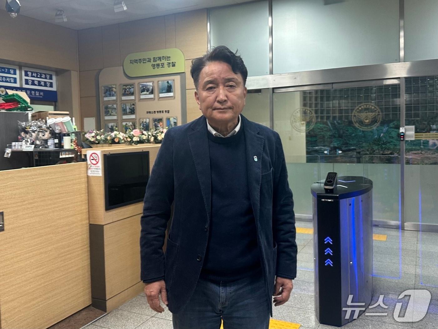 본문 이미지 - 김영환 충북지사가 4일 오후 서울 영등포경찰서에서 경찰 조사를 마치고 귀가하고 있다. 2025.11.4/뉴스1 ⓒ News1 강서연 기자