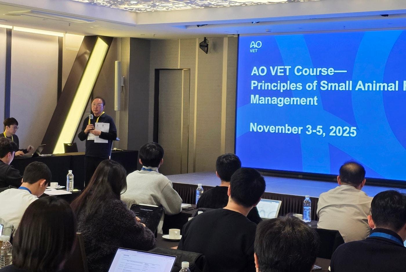 정인성 AO VET(로얄동물메디컬센터 대표원장) 한국지부장이 지난 3일 서울 코티야드 메리어트 서울 보타닉파크에서 열린 AO VET 수의정형외과 국제 교육 코스에서 강의하고 있다(AO VET 제공). ⓒ 뉴스1