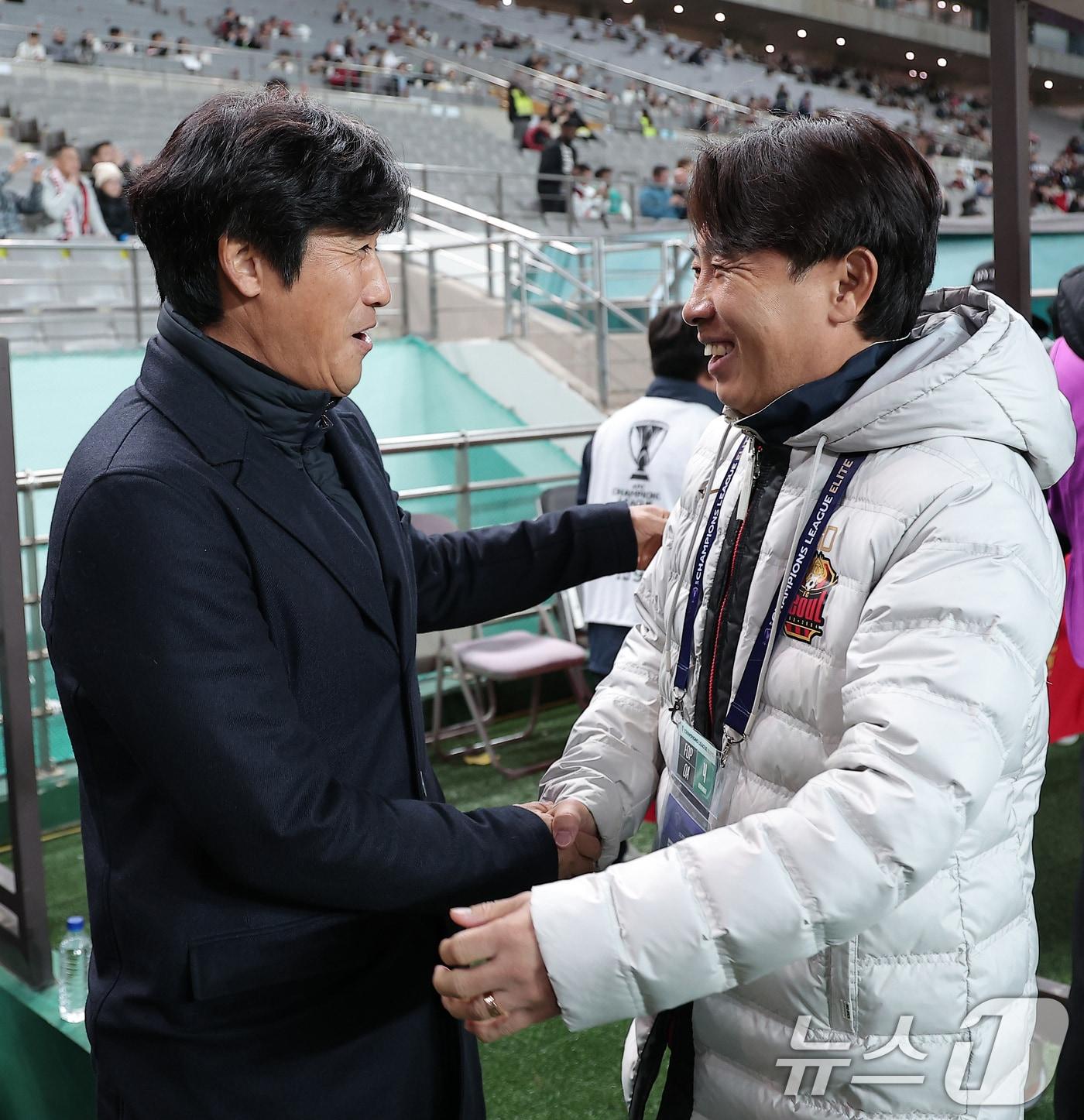 본문 이미지 - FC서울 김기동 감독&#40;오른쪽&#41;과 청두 룽청 서정원 감독이 4일 서울 마포구 서울월드컵경기장에서 열린 &#39;2025-2026 아시아축구연맹&#40;AFC&#41; 챔피언스리그 엘리트&#40;ACLE&#41;&#39; 리그 스테이지 4차전 FC서울과 청두 룽청의 경기에 앞서 인사를 하고 있다. 2025.11.4/뉴스1 ⓒ News1 김성진 기자