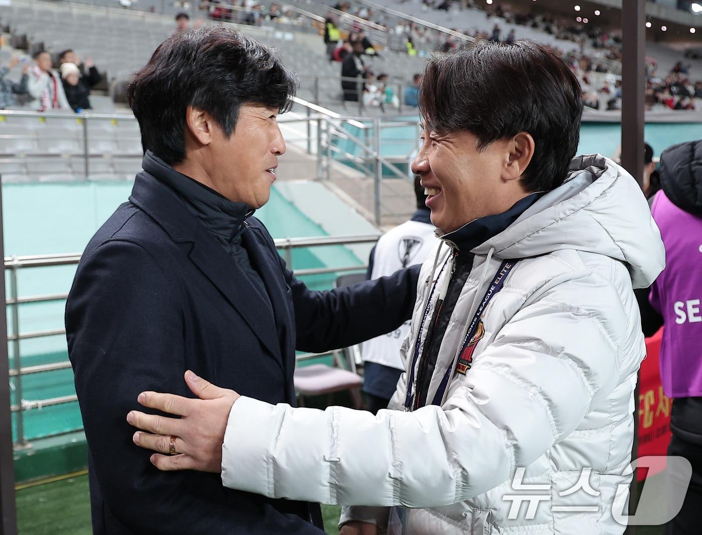 본문 이미지 - FC서울 김기동 감독&#40;오른쪽&#41;과 청두 룽청 서정원 감독이 4일 서울 마포구 서울월드컵경기장에서 열린 &#39;2025-2026 아시아축구연맹&#40;AFC&#41; 챔피언스리그 엘리트&#40;ACLE&#41;&#39; 리그 스테이지 4차전 FC서울과 청두 룽청의 경기에 앞서 인사를 하고 있다. 2025.11.4/뉴스1 ⓒ News1 김성진 기자