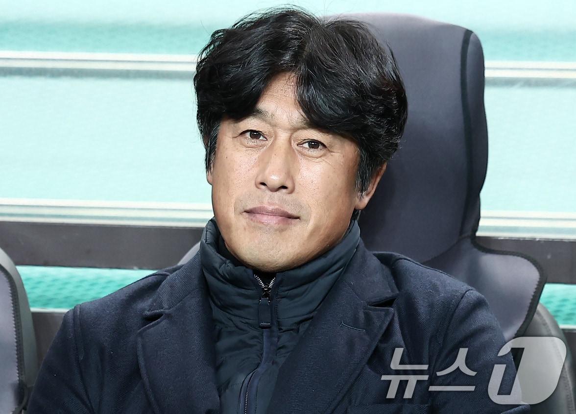 본문 이미지 - 청두 룽청 서정원 감독이 4일 서울 마포구 서울월드컵경기장에서 열린 &#39;2025-2026 아시아축구연맹&#40;AFC&#41; 챔피언스리그 엘리트&#40;ACLE&#41;&#39; 리그 스테이지 4차전 FC서울과 청두 룽청의 경기에서 피치를 바라보고 있다. 2025.11.4/뉴스1 ⓒ News1 김성진 기자