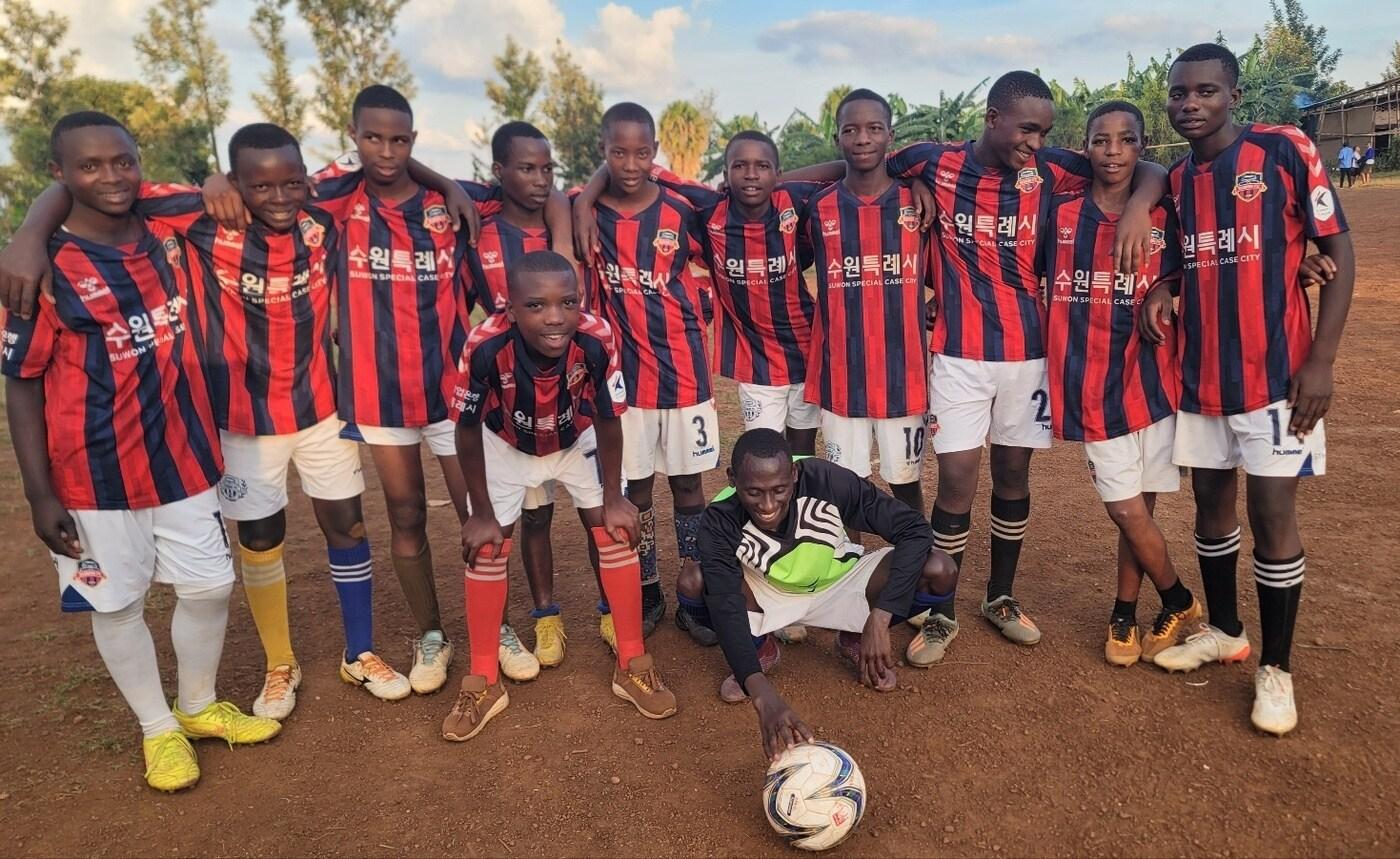 수원FC가 르완다 청소년들에게 축구용품을 전달했다.&#40;수원FC 제공&#41; 