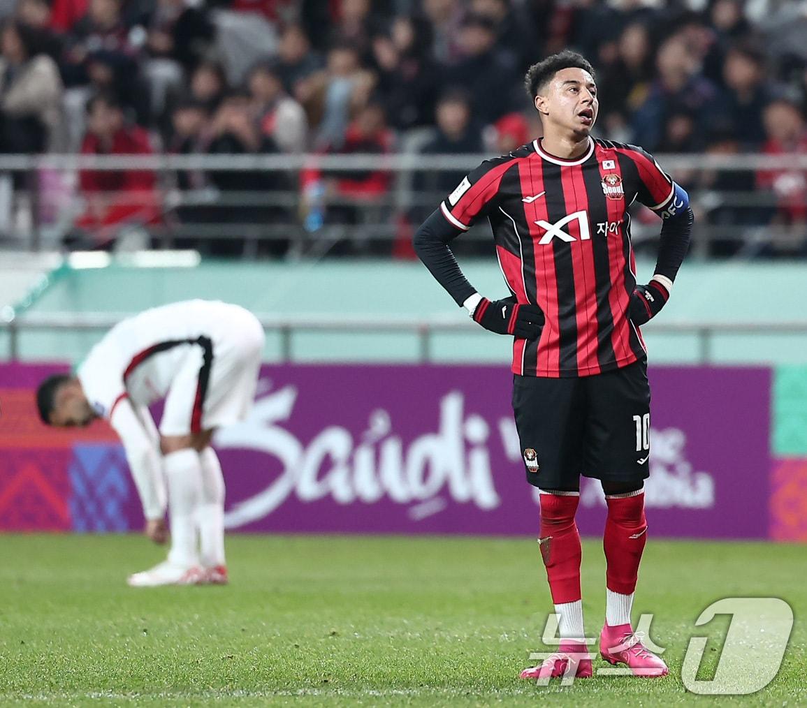 본문 이미지 - FC서울 제시 린가드가 4일 서울 마포구 서울월드컵경기장에서 열린 &#39;2025-2026 아시아축구연맹&#40;AFC&#41; 챔피언스리그 엘리트&#40;ACLE&#41;&#39; 리그 스테이지 4차전 FC서울과 청두 룽청의 경기에서 득점 기회를 놓친 후 아쉬워하고 있다. 2025.11.4/뉴스1 ⓒ News1 김성진 기자