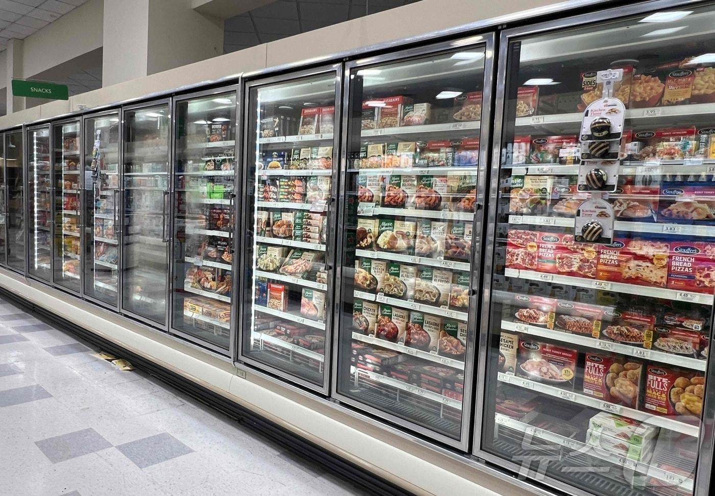    2024년 10월 17일(현지시간) 플로리다 마이애미의 한 식료품점 진열대에 즉석식품들이 진열되어 있다.2024.10.17.ⓒ AFP=뉴스1