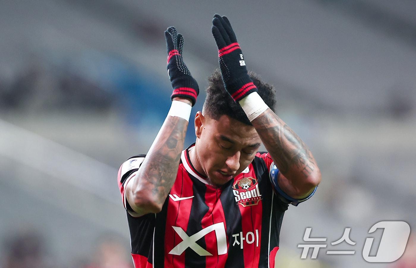 FC서울 제시 린가드가 4일 서울 마포구 서울월드컵경기장에서 열린 &#39;2025-2026 아시아축구연맹&#40;AFC&#41; 챔피언스리그 엘리트&#40;ACLE&#41;&#39; 리그 스테이지 4차전 FC서울과 청두 룽청의 경기에서 코너킥을 준비하며 관중석을 향해 박수를 치고 있다. 2025.11.4/뉴스1 ⓒ News1 김성진 기자