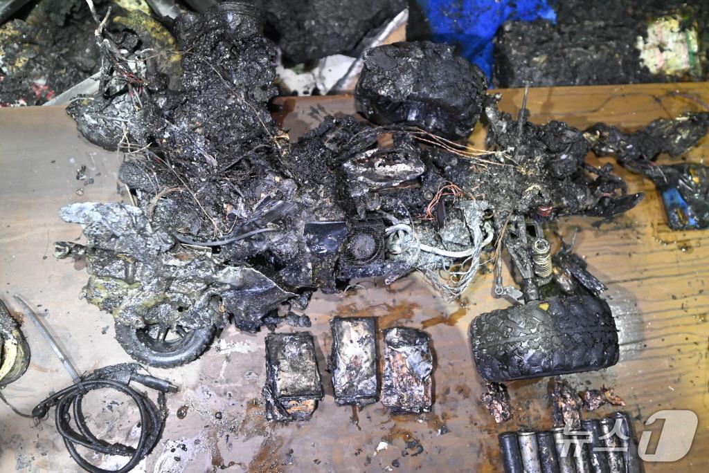 본문 이미지 - 3일 오후 서울 강서구 빌라 화재 현장에서 발견된 RC카 리튬배터리 잔해(서울 강서소방서 제공) 