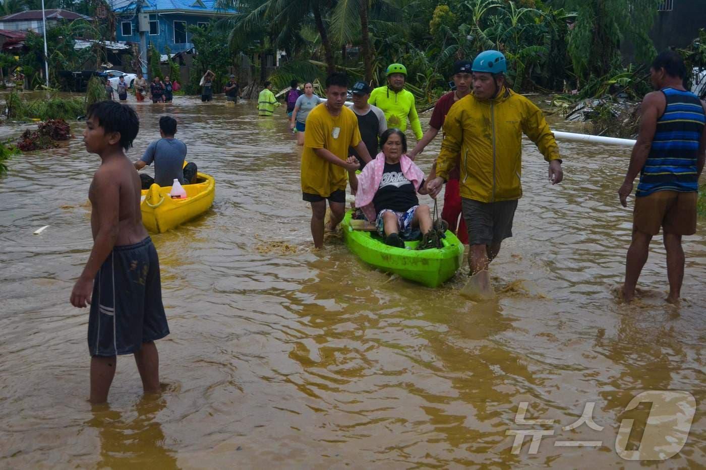 4일 태풍 갈매기가 밤사이 필리핀 중부를 강타한 뒤 세부주 릴로안 마을에서 한 주민이 급조한 보트를 타고 침수된 자택에서 대피하고 있다. 2025.11.04.ⓒ AFP=뉴스1