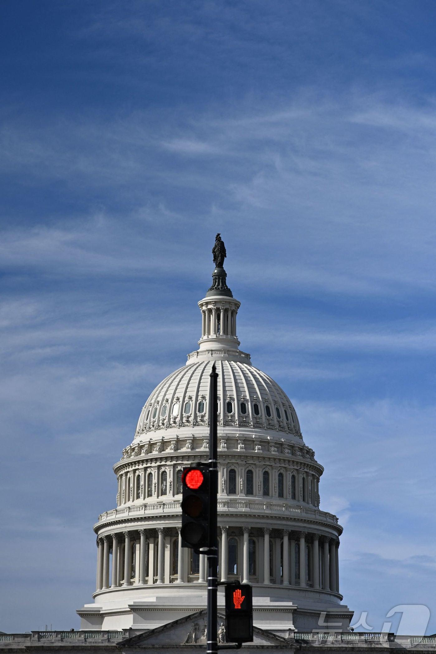 본문 이미지 - 4일&#40;현지시간&#41; 미국 연장 정부가 셧다운&#40;일시적 업무 중단&#41;에 접어든지 35일째 워싱턴DC에 있는 국회의의사당. 2025.11.4 ⓒ AFP=뉴스1 ⓒ News1 김경민 기자